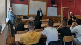 Гешев прави опасна пропаганда на съмнителни идеи сред непълнолетни ученици