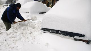Снежна буря парализира Румъния и връзките с България
