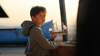 Български кораб потъва в бурно море