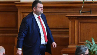 Шест заседания: какво свърши Делян Пеевски в парламента