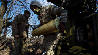 Русия е изгубила пет пъти повече военни в Бахмут от Украйна според НАТО