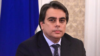 Асен Василев обвини служебната власт, че разпъва чадър <span class="highlight">върху</span> големите фирми при събирането <span class="highlight">на</span> ДДС