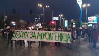 Жители на столичния кв. "Мусагеница" протестираха срещу изсичане на дървета заради строеж (допълнена)
