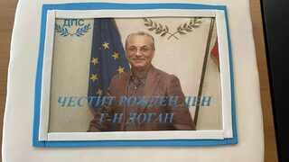 ДПС поздрави Доган за рождения му ден с <span class="highlight">торти</span> с негова снимка