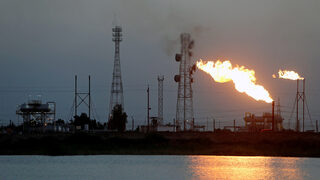 OPEC+ обяви изненадващо съкращаване на добивите от май