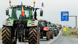 Полша спира временно вноса на украинско зърно, румънските фермери извадиха тракторите