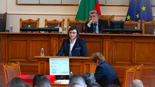 Нинова разкритикува президента и министрите му и се обяви за неутралитет във войната