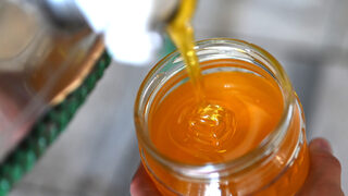 Унгария забранява и вноса на мед и някои месни продукти от Украйна