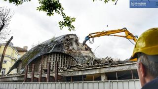 Варненската баня "Гъбата" беше срината до основи (видео)