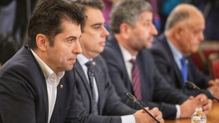 Решението на "Продължаваме промяната - Демократична България" за кабинет: неизбежно, но мъчително