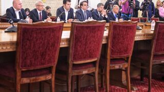Без Петков, но с Василев, основно от "Продължаваме промяната": новата коалиция представя правителство