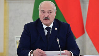 Беларус осъди на 8 години затвор опозиционен журналист, задържан на полет на "Райънер"