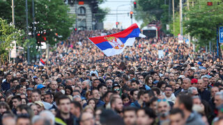 "Не на насилието": сърбите поискаха затваряне на медии и оставки на политици
