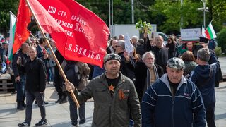 Фотогалерия: Русофили и националисти се освиркваха пред Паметника на Съветската армия