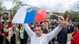 Фотогалерия: Русофили и националисти се освиркваха пред Паметника на Съветската армия
