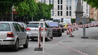 Фотогалерия: Хаос около Паметника на <span class="highlight">Васил</span> <span class="highlight">Левски</span> в София заради липса на пътни знаци