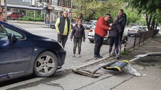 Тийнейджър взе колата на баща си и се удари в спирка в София