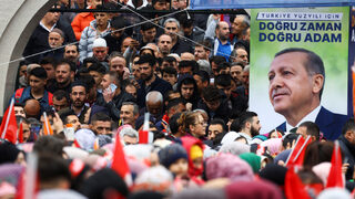 "Точното време, точният човек", пише на плаката на президента Реджеп Тайип Ердоган на митинга му в Истанбул.