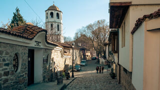 Парапланерист падна върху покрива на най-новия храм в Пловдив