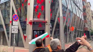 Участници в "Поход за мир" оплискаха с червена боя Дома на Европа в София