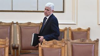 Министърът на отбраната: Абсурдни са твърденията за изпращане на български войници в Украйна