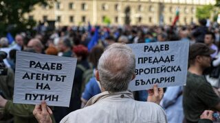 Асен Василев на протеста срещу президента: Няма пак да сме от грешната страна на завесата