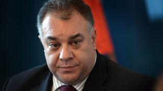 Бившият министър Мирослав Ненков е напуснал ВМА след поставено условие да спре медийните си изяви
