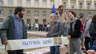 Хиляди протестиращи с призив към президента: Радев, свободен си да залезеш на изток