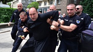 Малоброен, но шумен протест пред президентството преди връщането на мандата