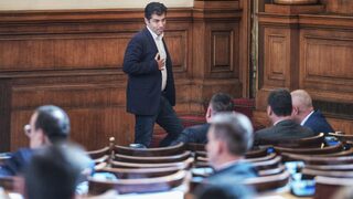 Кирил Петков няма да се откаже веднага от депутатския си имунитет