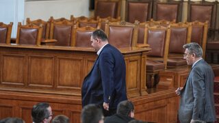 ГЕРБ, ДПС и "Има такъв народ" с косвена подкрепа от "Възраждане" пратиха Пеевски в конституционната комисия
