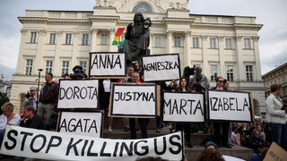 Хиляди протестираха в Полша срещу законите за аборт след смъртта на бременна