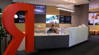 Yandex NV продава руските си активи в акции и юани на консорциум, включващ "Лукойл"