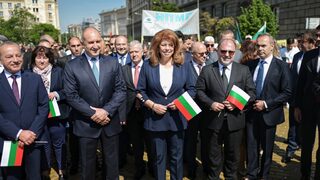 Радев определи твърденията, че ще подкрепи кметове на изборите, като "фантазии" и "<span class="highlight">параноя</span>"