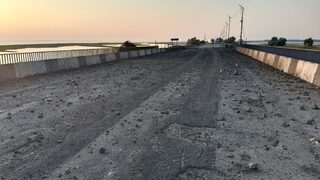 Украйна потвърди удари по два моста между Крим и Херсонска област