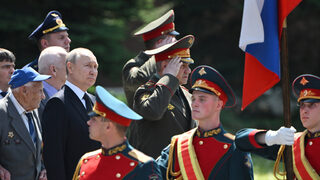 Защо Путин (още) не сменя Шойгу въпреки резултатите в Украйна