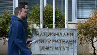 Три администрации ще получават служебно удостоверения за наследници