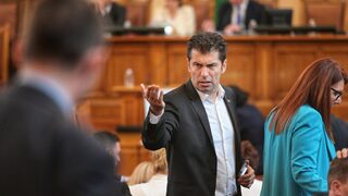 Партиите във властта постигнаха крехко примирие, но ще продължат да управляват на куц крак
