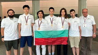 Български ученици спечелиха четири медала от Международната <span class="highlight">олимпиада</span> <span class="highlight">по</span> физика