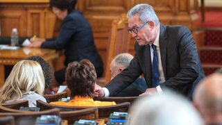 Депутатите задължиха по-големите фирми да плащат заплати само по банков път (обновена)