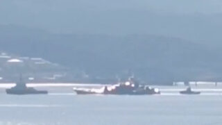 Руски <span class="highlight">десантен</span> <span class="highlight">кораб</span> е изтеглен на буксир след атаката срещу база в Новоросийск