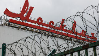 Руските депутати слизат от западните лимузини и минават на "Москвич" след призива на Путин