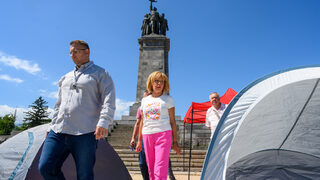 <span class="highlight">Мая</span> Манолова ще брани Паметника на съветската армия с палатков лагер