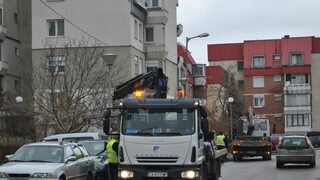 Служител на "Автомобилна администрация" свали номерата на <span class="highlight">паяк</span>, защото му вдигнали колата