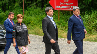 МВР: Алексей Петров се е разхождал по обичаен маршрут с позната и трима охранители