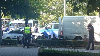 Бус с десетки мигранти беше задържан на "Орлов мост" в София