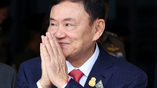Бившият тайландски премиер <span class="highlight">Таксин</span> <span class="highlight">Шинаватра</span> се върна от изгнание, за да излежи 8-годишна присъда