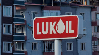 "Лукойл" иска да изкупи евтино дяловете на чуждестранните си акционери, твърди "Интерфакс"