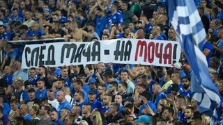 Снимка на деня: "Сгъвайте палатките - идваме след малко" и паметник под полицейска окупация