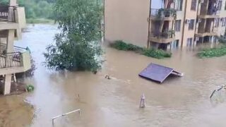 Започнала е евакуация на туристи от къмпингите "Арапя" и "Нестинарка"